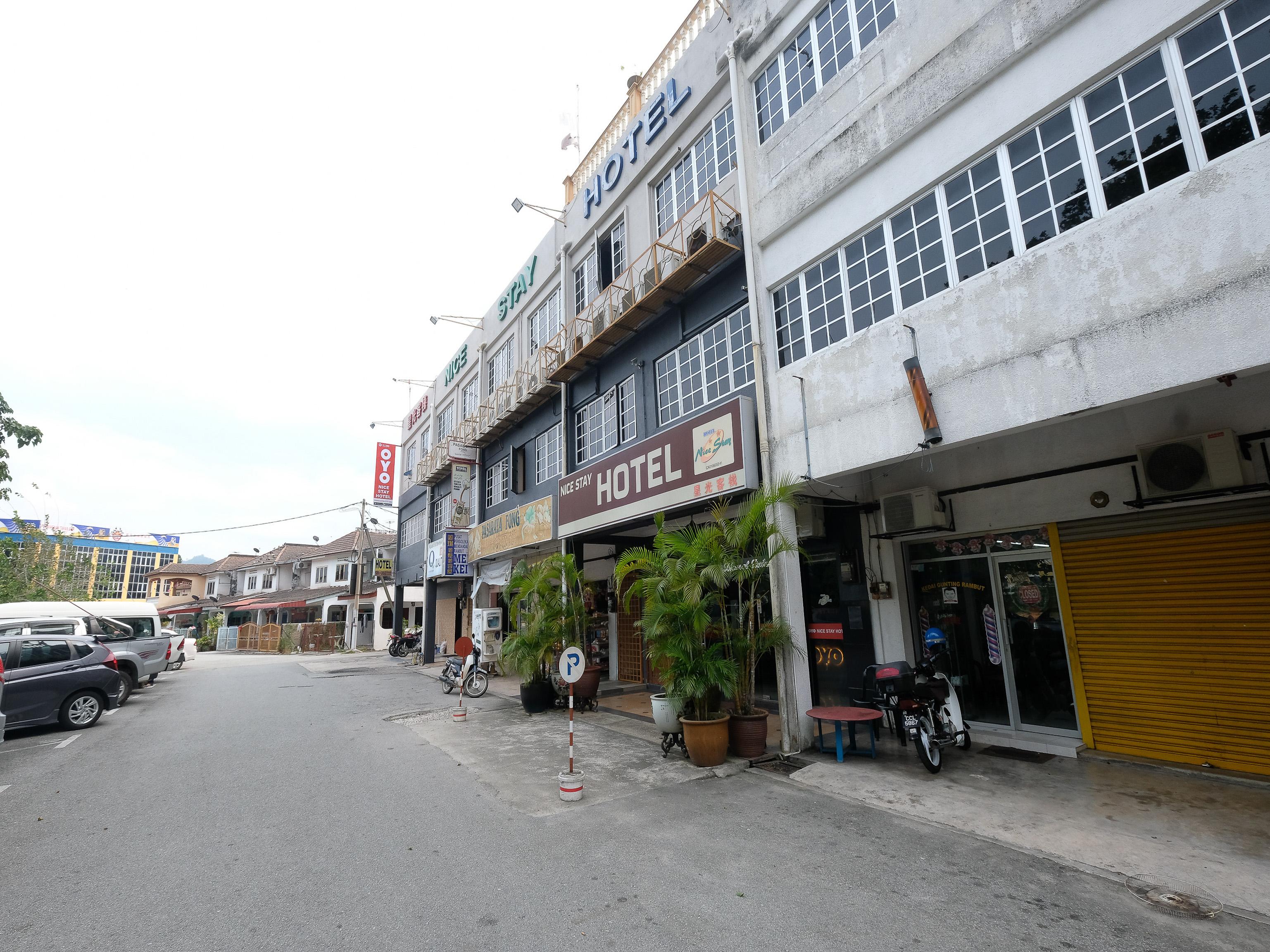Oyo 1190 Nice Stay Hotel Raub Kültér fotó
