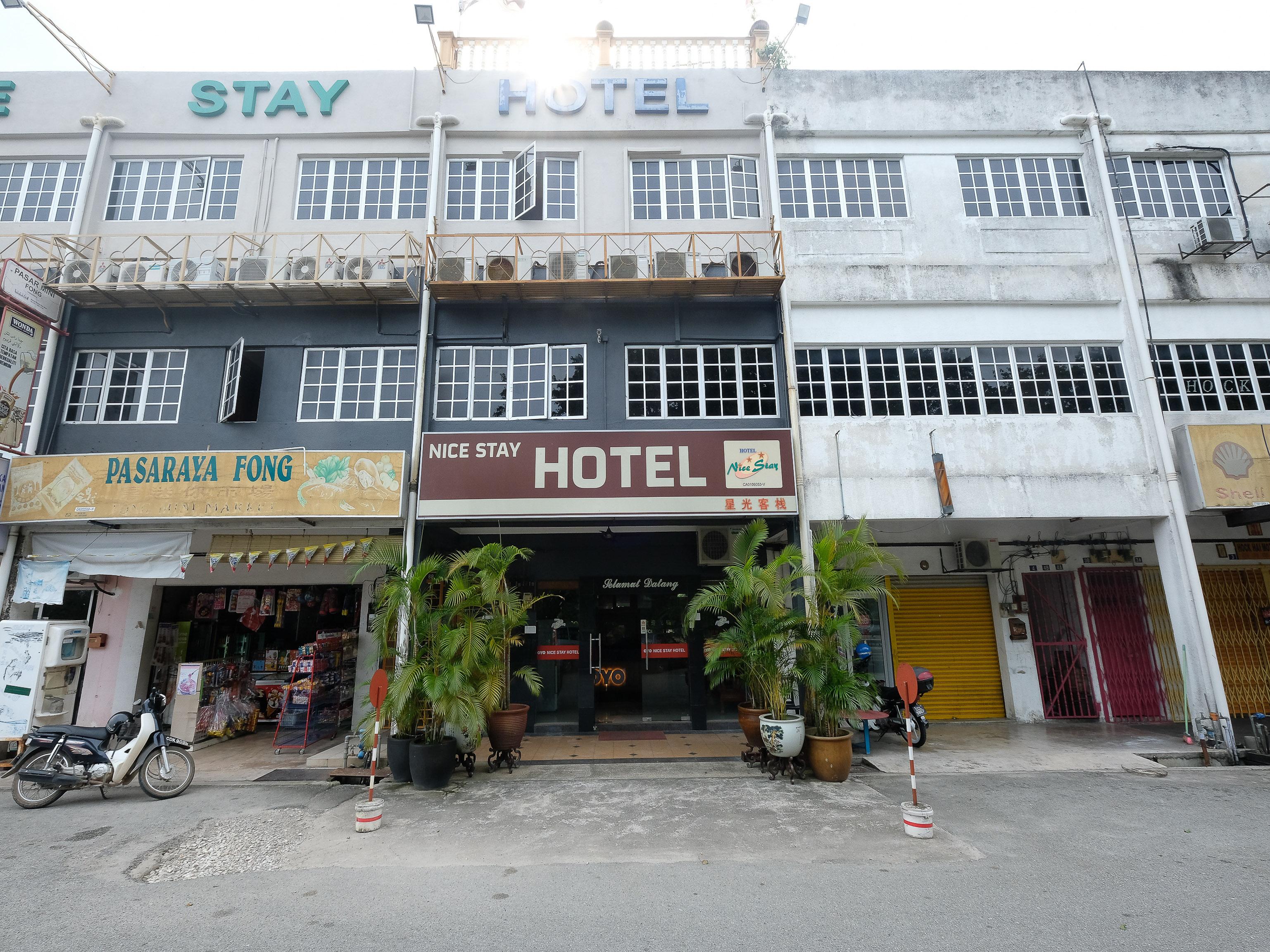 Oyo 1190 Nice Stay Hotel Raub Kültér fotó